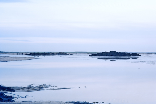 aux usées. De l'eau est rejetée aprèsque le bitume ait été enlevé des gisements pétroliers. Cette eau contient tant de mercure et autres substances toxiques qu'elle ne peut être reversée dans la rivière de l'Athabasca dont elle provient.  ©Thomas Ball/Picture Tank